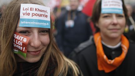 Des stickers "Loi El Khomri, vie pourrie" collés sur les visages de manifestantes, mercredi 9 mars 2016, à Paris. (? CHRISTIAN HARTMANN / REUTERS / X90079)