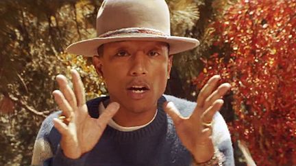 Pharrell Williams dans le clip de "Gust of Wind".
 (Saisie écran)