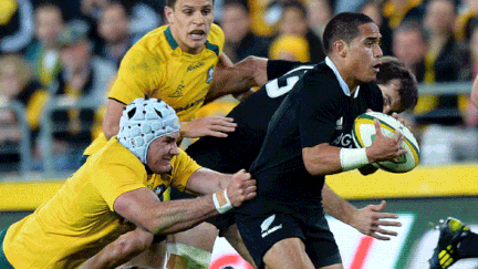 L'Australien Ben Mowem plaque le Néo-Zélandais Aaron Smith