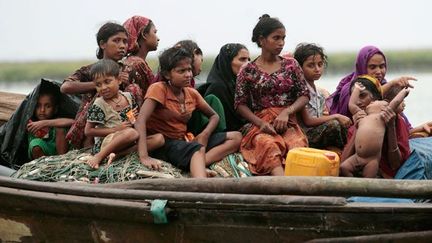 de femmes et d’enfants Rohingyas. 

Depuis 2010, le Bangladesh, qui n’a pas signé la convention de 1951 sur les réfugiés, refuse d’en accueillir d’autres pour éviter une arrivée massive de Rohingyas. (REUTERS/Andrew Biraj)