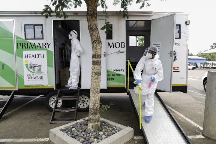 Une unité mobile de test Covid est déployée dans le township de Mamelodi, à l'est de Pretoria en Afrique du Sud, le 20 janvier 2021. (PHILL MAGAKOE / AFP)