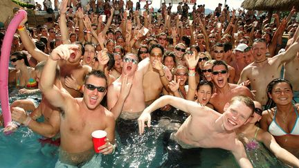 Des &eacute;tudiants am&eacute;ricains c&eacute;l&egrave;brent la fin des examens (le "springbreak"), &agrave; Acapulco, au Mexique, le 21 mars 2005.&nbsp; ( REUTERS)