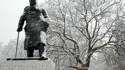 La statue de Winston Churchill sous la neige, 8 janvier 2010 (AFP Odd Andersen)