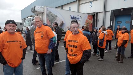 Les salari&eacute;s de Marine Harvest bloquent, le 12 novembre 2013, le site d'exp&eacute;dition de Plou&eacute;nan (Finist&egrave;re). (FRED TANNEAU / AFP)