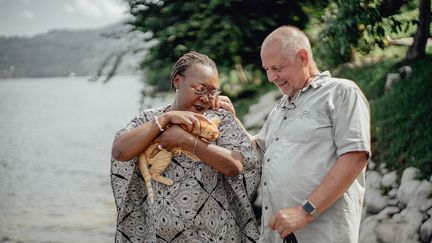 Avec&nbsp; son épouse congolaise, Espérance Mawanzo, ils habitent une maison sous les arbres avec vue sur le lac. Ils logent leurs hôtes dans des bungalows surmontés d'un toit de chaume, qui offrent une vue splendide sur les montagnes du territoire de Kalehe. Mais si cet endroit offre de nombreux avantages, son principal atout est d'être protégé des conflits de la RDC. "Nous sommes le seul îlot de paix en RDC", déclarent les insulaires. (LUKE DENNISON/AFP)