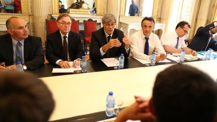 Le ministre de l'Agriculture, St&eacute;phane Le Foll, lors d'une r&eacute;union avec des agriculteurs &agrave; Caen, le 21 juillet 2015. (CHARLY TRIBALLEAU / AFP)