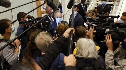 Le président du Conseil représentatif des institutions juives de France, Francis Kalifat, répond aux journalistes avant d'assister au procès des attentats de janvier 2015, le 2 septembre 2020, à Paris.&nbsp; (THOMAS COEX / AFP)