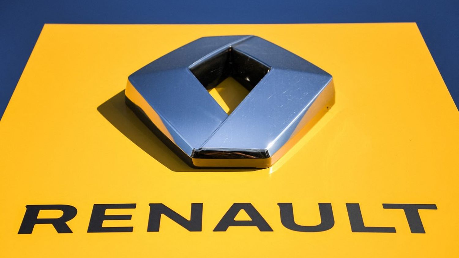 il consiglio di amministrazione della Renault decide di sospendere le attività in Russia