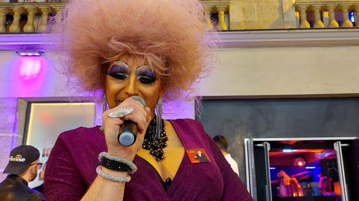 Kissy, une drag-queen, reprend la chanson de La Zarra lors d'une fête d'Eurofans dans le Marais, à Paris. (BENJAMIN ILLY / FRANCEINFO)