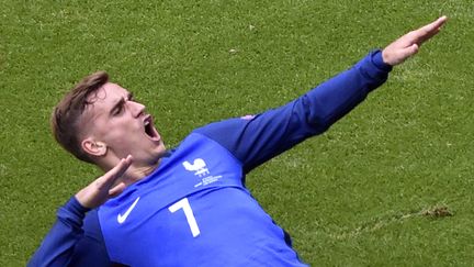 Antoine Griezmann célèbre un but inscrit contre l'Irlande, le 26 juin 2016 à Lyon, en huitième de finale de l'Euro. (JEAN-PHILIPPE KSIAZEK / AFP)