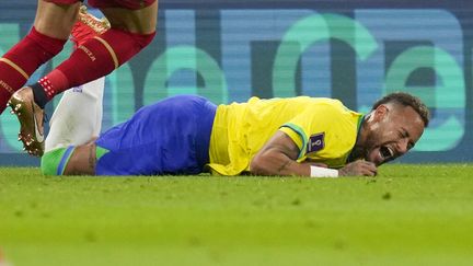 Le Brésilien Neymar touché, lors du match entre le Brésil et la Serbie, le 24 novembre 2022. (ANDRE PENNER / AP)