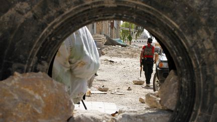 Un membre de l'Arm&eacute;e syrienne libre marche dans les rues d'Alep (Syrie), le 12 juin 2013. ( REUTERS)