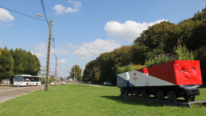 A Hayange (Moselle), la mairie FN a fait repeindre des wagonnets de mineurs en bleu-blanc-rouge.&nbsp; (BASTIEN HUGUES / FRANCETV INFO)