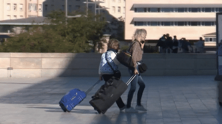 Attention si vous prenez le train à partir de lundi 16 septembre. Le nombre et la taille des bagages vont être limités dans les wagons, sous peine d'une amende de 50 euros. (France 2)