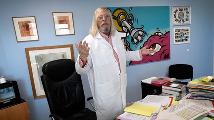 Le professeur Didier Raoult, directeur de l'Institut hospitalo-universitaire Méditerrannée infection de Marseille, dans son bureau, le 26 février 2020.&nbsp; (GERARD JULIEN / AFP)