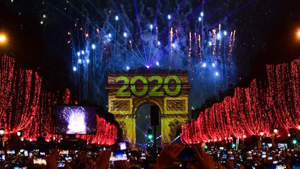 Les illuminations du nouvel an à l'Arc de Triomphe et sur les Champs Elysées durant les célébrations du nouveal an 2020 à Paris. (MARTIN BUREAU / AFP)