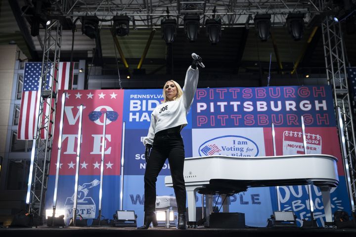 La chanteuse&nbsp;Lady Gaga lors du meeting de Joe Biden à Pittsburgh, en Pennsylvanie, le 2 novembre 2020. (DREW ANGERER / GETTY IMAGES NORTH AMERICA / AFP)