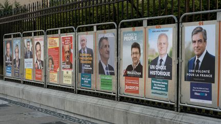 Les panneaux électoraux pour le premier tour de l'élection présidentielle du 23 avril 2017, photographiés à Pau (Pyrénées-Atlantiques).&nbsp; (LAURENT FERRIERE / AFP)