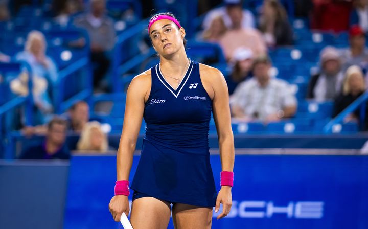 Caroline Garcia fait grise mine à Cincinnati (Etats-Unis), où elle a été éliminée d'entrée, le 17 août 2023. (ROB PRANGE / AFP)