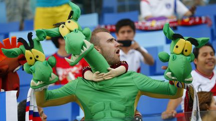 Trois t&ecirc;tes, des mains qui poussent dans le cou, le supporter russe est polymorphe. Comme ici lors de Russie-Cor&eacute;e du Sud, &agrave; Cuiaba, le 17 juin.&nbsp; (PAUL HANNA / REUTERS)