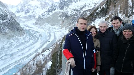 Le président Emmanuel Macron accompagnés de plusieurs scientifiques spécialistes du climat, posent devant la mer de Glace (Haute-Savoie), le 13 février 2020. (LUDOVIC MARIN / AFP)