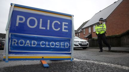 Une policière britannique bloque la rue menant à la maison de Sergueï Skripal, à Salisbury (Grande-Bretagne), le 10 mars 2018. (DANIEL LEAL-OLIVAS / AFP)