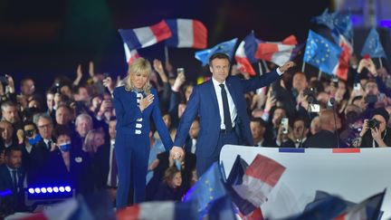 Emmanuel Macron aux côtés de son épouse Brigitte Macron, après&nbsp;sa réélection pour un second mandat présidentiel, au Champ de Mars à Paris, le 24 avril 2022.&nbsp;&nbsp; (FRANCK CASTEL / MAXPPP)