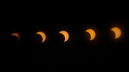 Vues multiples de l'&eacute;clipse solaire visible depuis le Kenya, le 3 novembre 2013. (BEN CURTIS / AP / SIPA)