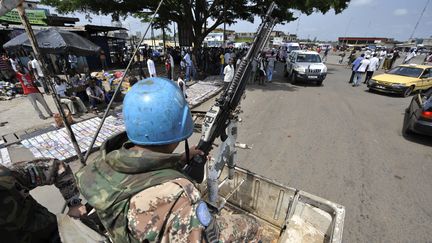 Un casque bleu de l'Onuci, l'Op&eacute;ration des Nations unies en C&ocirc;te d'Ivoire, en patrouille &agrave; Abidjan, en C&ocirc;te d'Ivoire, le 14 avril 2011. (SIA KAMBOU / AFP)