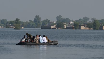 Des membres du personnel de la marine pakistanaise participent à une opération de sauvetage dans la ville inondée de Mehar, dans le district de Dadu, dans la province du Sindh, le 9 septembre 2022. (AAMIR QURESHI / AFP)