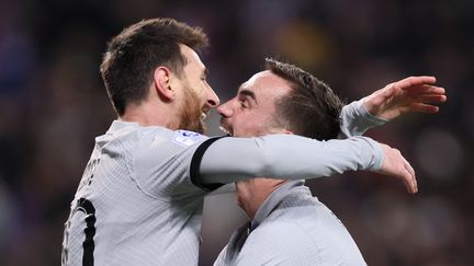 Les Parisiens Lionel Messi et Fabian Ruiz (de gauche à droite) lors de la 21e journée de Ligue 1, au stade de la Mosson, à Montpellier, le 1er février 2023. (PASCAL GUYOT / AFP)