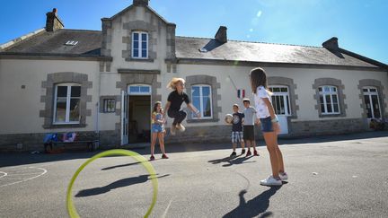 Plus de masque dans les cours de récré après le 21 février 2022 (illustration). (LOIC VENANCE / AFP)