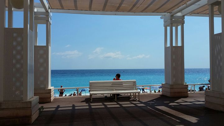 &nbsp; (La Promenade des Anglais. Un mois après l'attentat, la vie a repris mais une ambiance particulière subsiste © Radio France / Mathilde Lemaire)