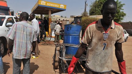 Des habitants de Bamako (Mali) font des provisions de carburant apr&egrave;s l'embargo d&eacute;cr&eacute;t&eacute; par la C&eacute;d&eacute;ao, le 3 avril 2012. (ISSOUF SANOGO / AFP)