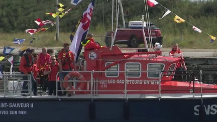 Les vacances d'été arrivent. Si vous allez à la plage, vous les verrez forcément : les sauveteurs en mer lancent un appel à la générosité. 9 000 bénévoles alertent sur le manque de moyen pour assurer leur mission. Les dons représentent 80% de leur budget. (CAPTURE ECRAN FRANCE 2)