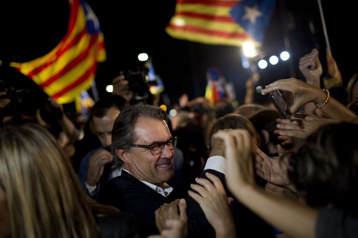 Artur Mas, le pr&eacute;sident sortant du gouvernement r&eacute;gional de la Catalogne, c&eacute;l&egrave;bre la victoire de la coalition ind&eacute;pendantiste aux &eacute;lections r&eacute;gionales, le 27 septembre 2015 &agrave; Barcelone (Espagne). (EMILIO MORENATTI / AP / SIPA)