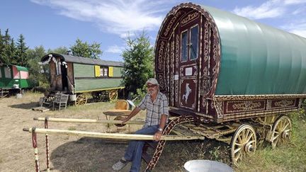 Pierre Le Fur, propriétaire du musée, et ses roulottes, à Saint-Quentin-la-Poterie (7/8/2012)
 (Pascal Guyot / AFP)