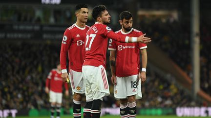 Manchester United, ici Cristiano Ronaldo en compagnie d'Alex Telles et de Bruno Fernandes lors du match&nbsp; Norwich City le 11 décembre, fait face à un cluster de Covid-19, et son match contre Brentford le 14 décembre a été reporté. (DANIEL LEAL / AFP)