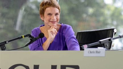 Laurence Parisot, présidente du Medef, à l'ouverture de l'université d'été de l'organisation patronale à Jouy-en-Josas (© AFP/ERIC PIERMONT)