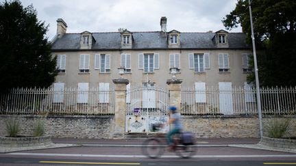 La maison de Verson en Normandie où a vécu Léopold Sédar Senghor, il y mourra en 2001.&nbsp; (LOU BENOIST / AFP)