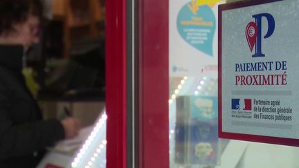 Payer ses impôts au bureau de tabac, c'est désormais possible. Une tâche qui s'ajoute aux nombreux services déjà proposés dans ces établissements. (France 3)