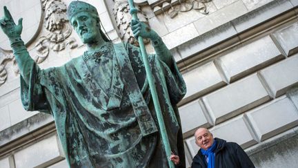 La statue de Saint-Martin présentée par le maire de Tours Serge Babary
 (GUILLAUME SOUVANT / AFP)