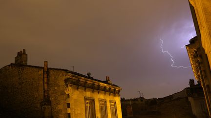 Un orage nocturne &agrave; Bordeaux (Gironde), le 26 juillet 2013. (NICOLAS TUCAT / AFP)