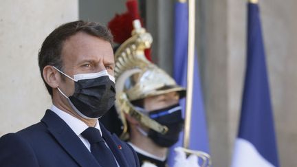 Emmanuel Macron, le 27 avril 2021, au palais de l'Élysée, à Paris. (LUDOVIC MARIN / AFP)