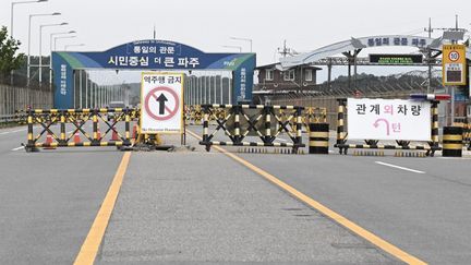 Des barricades sont visibles à un point de contrôle militaire sur le pont Tongil, la route menant à la ville nord-coréenne de Kaesong, dans la ville frontalière de Paju, le 14 octobre 2024. (JUNG YEON-JE / AFP)