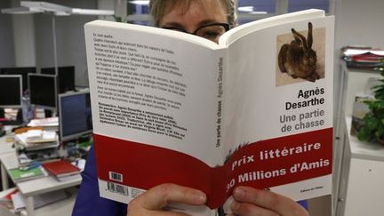 Une lectrice découvre le livre d&#039;Agnès Desarthe... (14/11/2012)
 (Pierre Verdy / AFP)