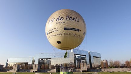 The Airparif balloon measures quality;  air, in the 15th arrondissement of Paris.  (KENZO TRIBOUILLARD / AFP)