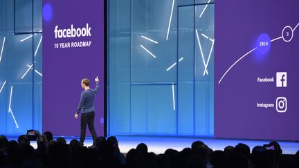 &nbsp;Mark Zuckerberg, le patron de Facebook pendant sa conférence "F8" présentant les nouveautés à venir de son réseau social à San José (Californie), le 1er mai 2018. (JOSH EDELSON / AFP)