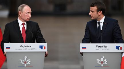 Le président russe Vladimir Poutine et Emmanuel Macron, lors d'une conférence de presse, à Versailles (Yvelines), le 29 mai 2017. (CHRISTOPHE ARCHAMBAULT / AFP)