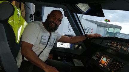 L'ancien champion de boxe Tarik Sahibeddine dans le cockpit de l'avion à l'aéroport de Roissy-Charles de Gaulle, vendredi 24 août 2018.&nbsp; (Tarik Sahibeddine)